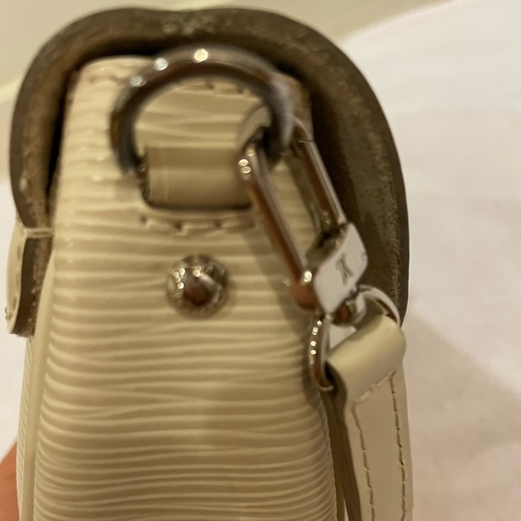 Louis Vuitton Montaigne Clutch Epi Leather White - Picture 4 of 10